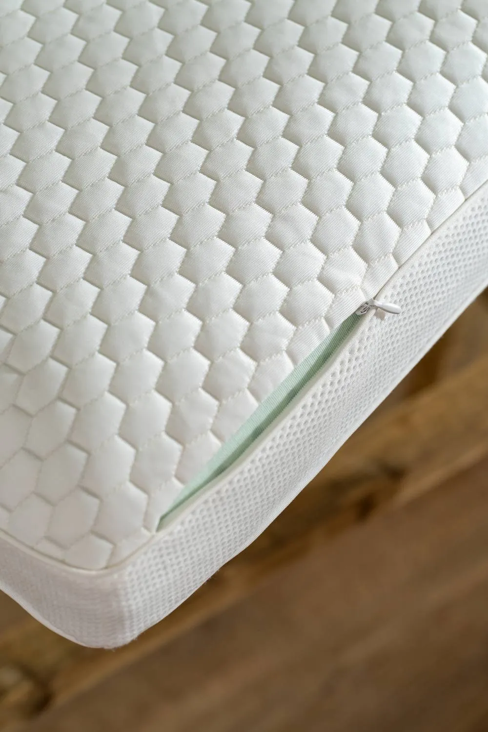 Soak&Sleep Cooling Memory Foam Standard Pillow in White 4
