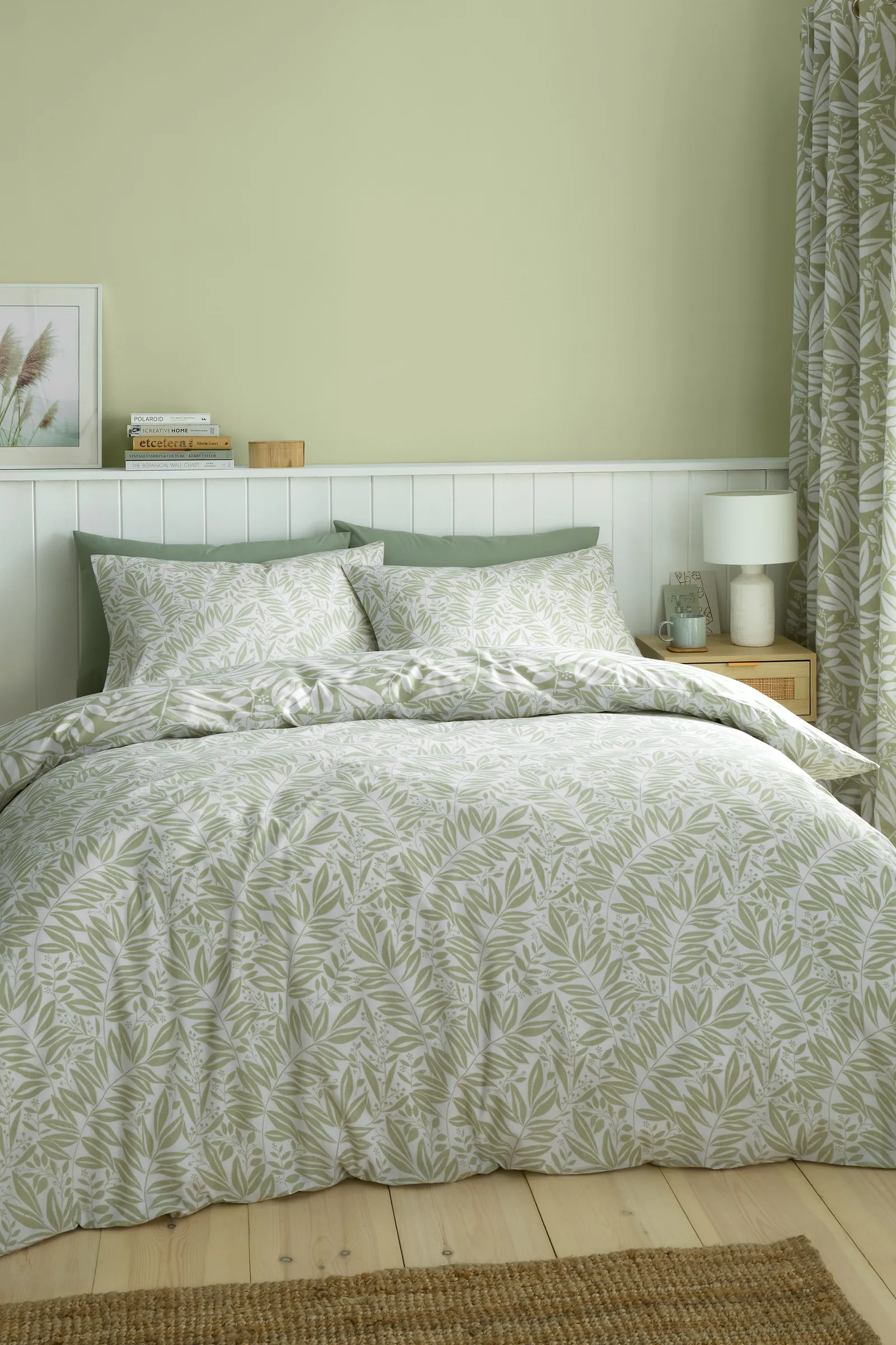 Catherine Lansfield 'Sorrel Leaf' Reversible Duvet Cover Set in Green 2