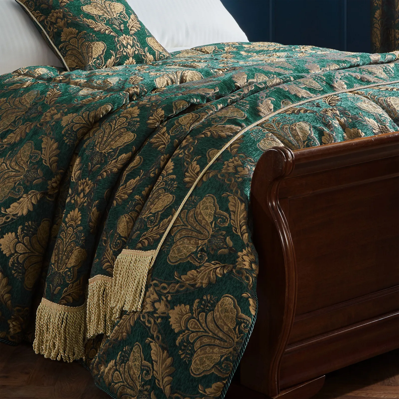 Paoletti Shiraz Traditional Floral Jacquard Throw in Emerald
