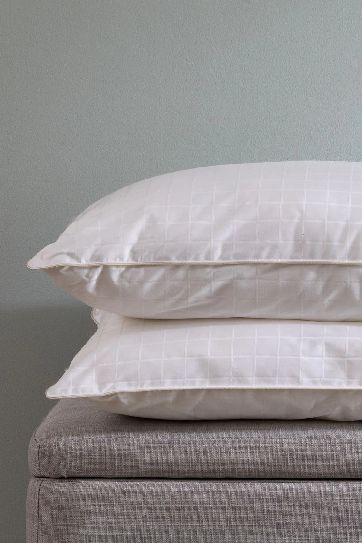 Soak&Sleep Soft As Down with Silk Standard Pillow - Soft Medium in White 2
