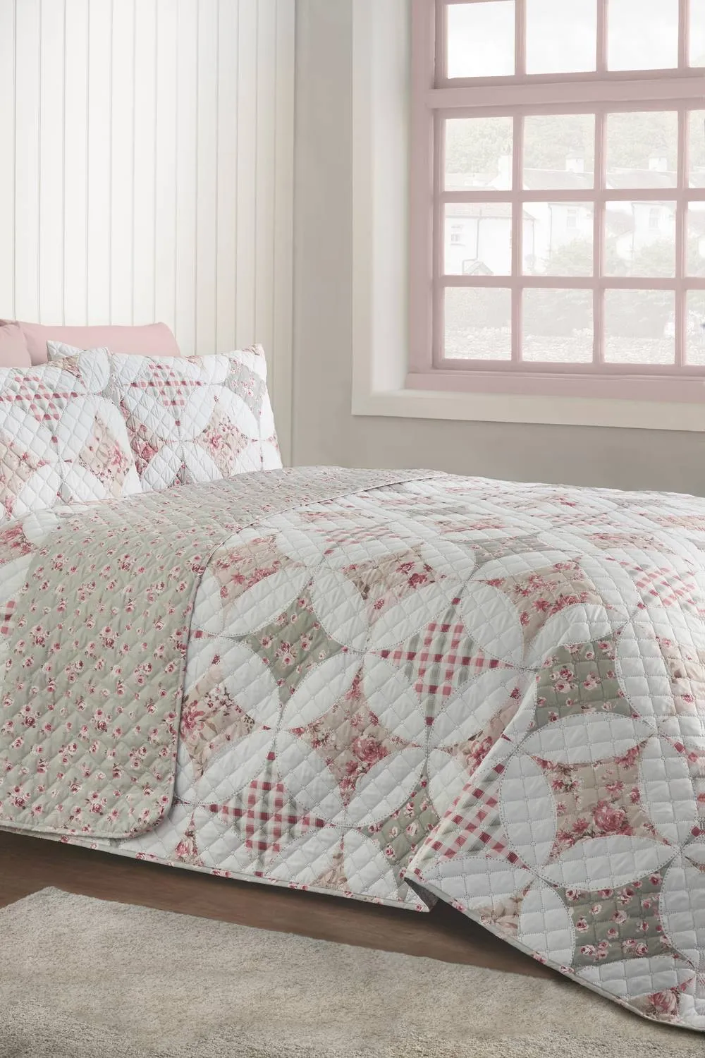 Catherine Lansfield 'Pinsonic Patchwork' Quilted Bedspread in Green