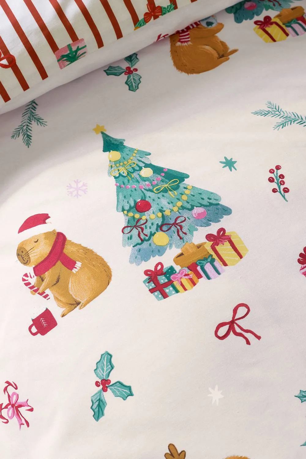 Catherine Lansfield 'Capybara Christmas' Reversible Duvet Cover Set in Cream 4