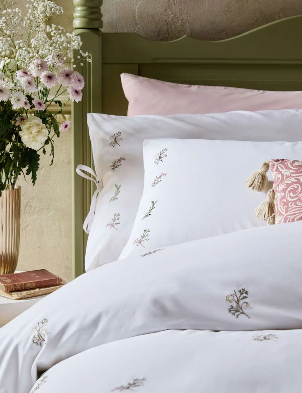 Historic Royal Palaces 2 Pack Victoria Sprigs Pillowcases White Mix