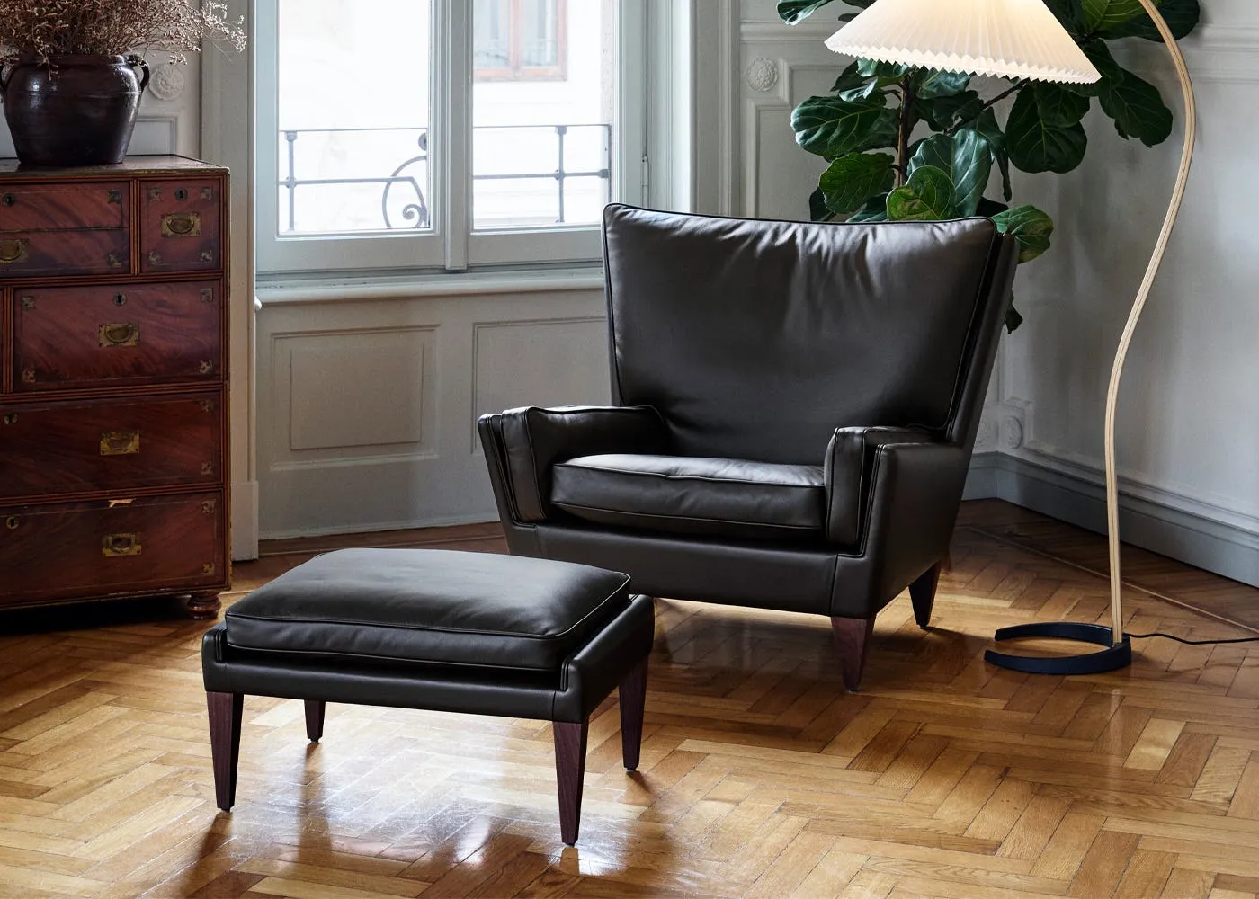 Gubi V11 Ottoman in Smooth Leather Coffee and American Walnut 3