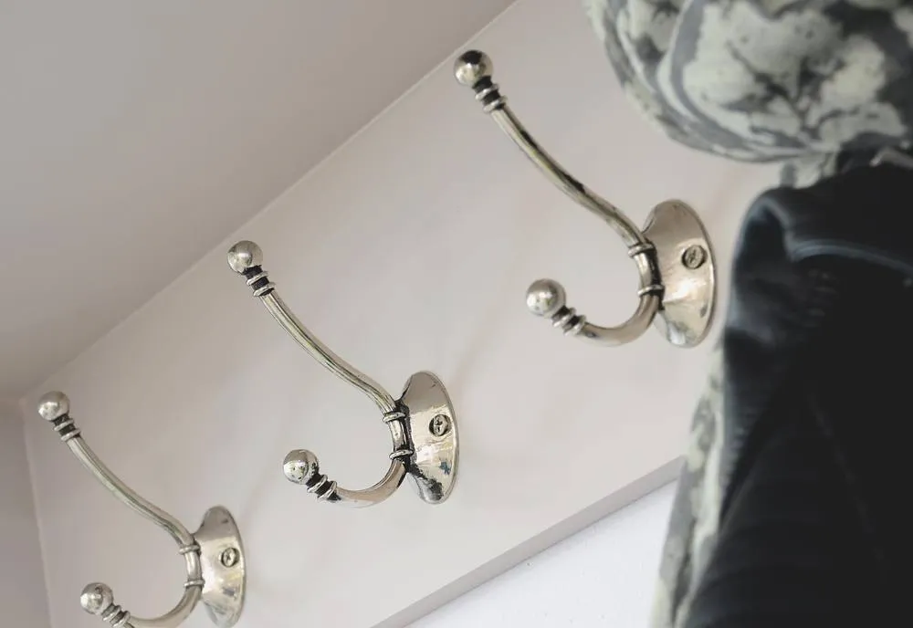 Statement Furniture Tetbury Coat Rack Hanging Shelf with 2 Brown Storage Baskets in Taupe 2