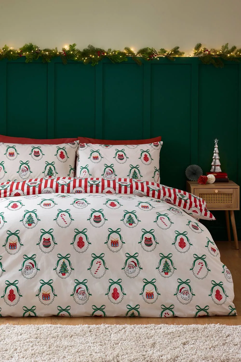 Catherine Lansfield Christmas Vintage Stripe Reversible Duvet Cover Set in Red 2