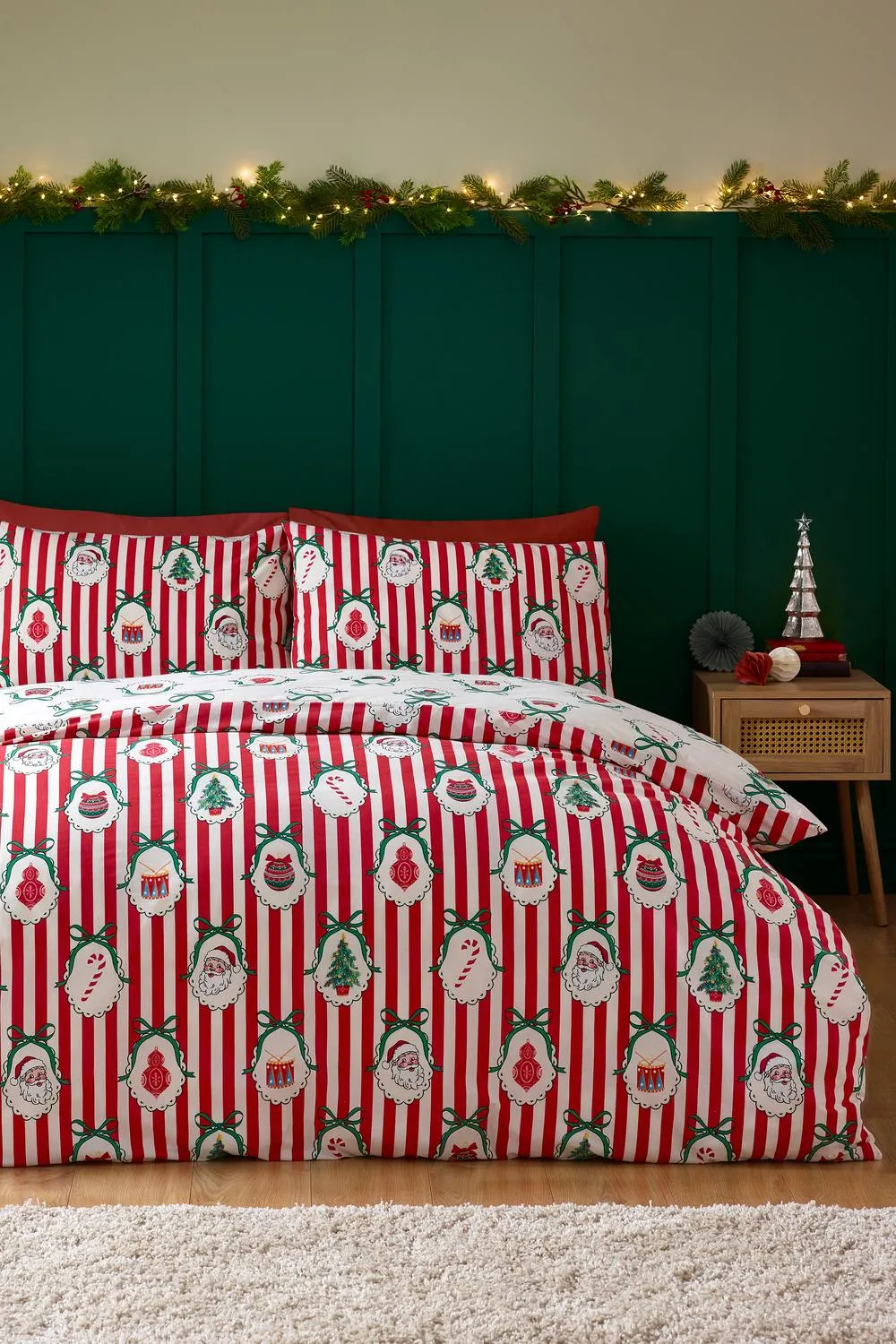 Catherine Lansfield Christmas Vintage Stripe Reversible Duvet Cover Set in Red