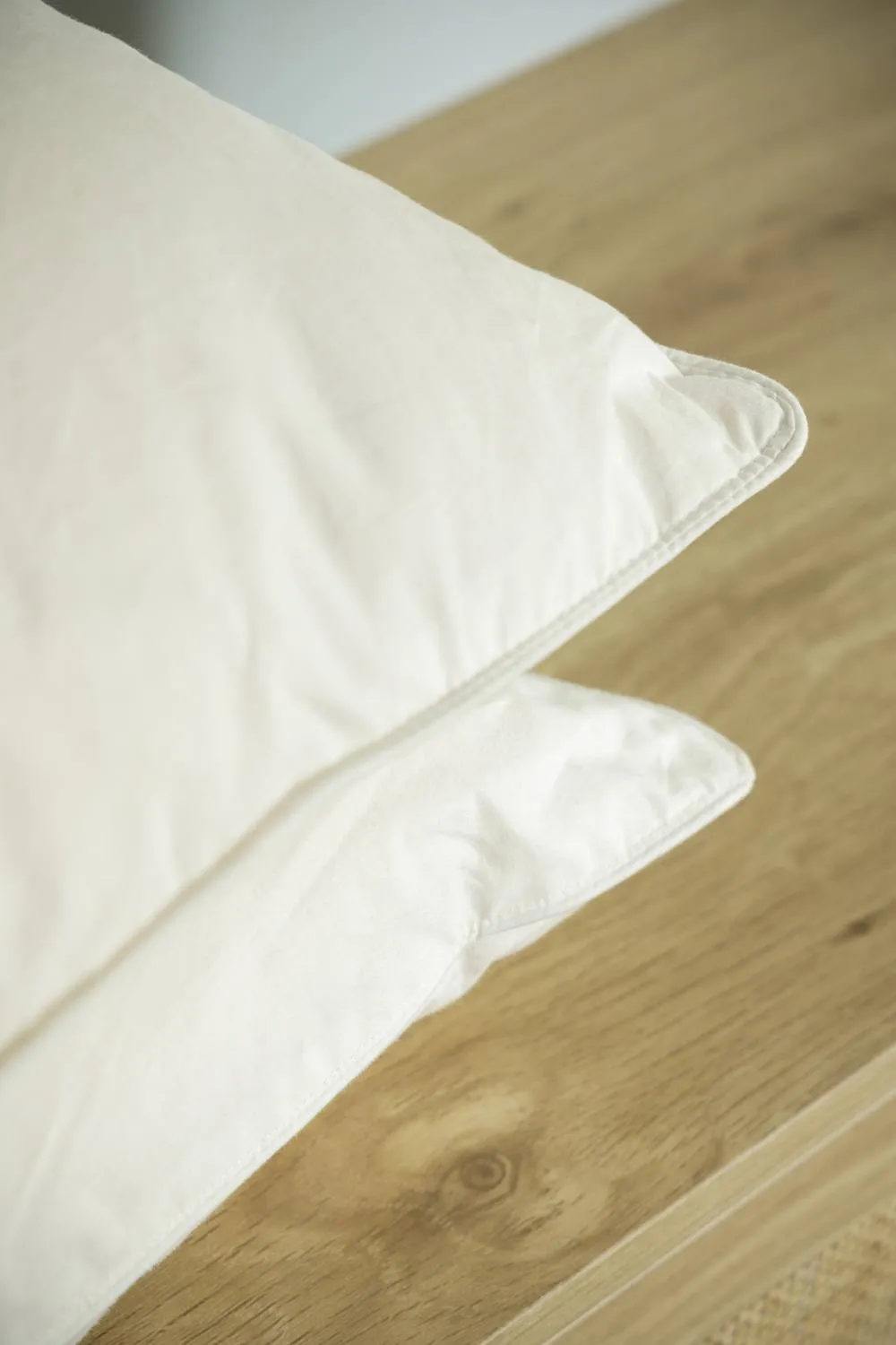 Soak&Sleep New Zealand Wool Pillow - Medium/Firm in White 4