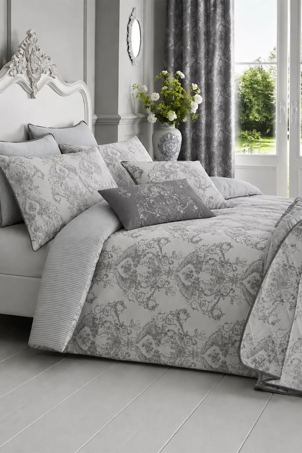 Homescapes French Toile Patterned Duvet Cover Set in Grey 2