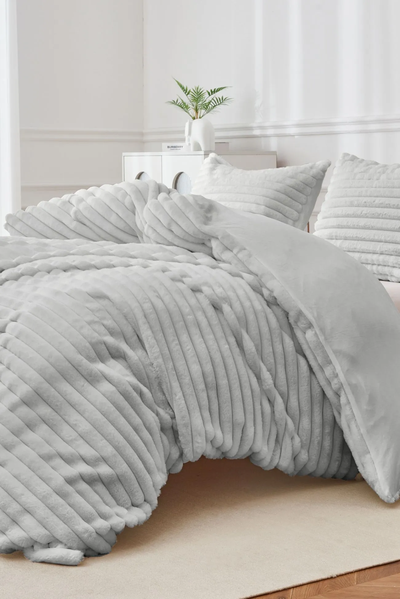 Ezysleep Super Soft Luxury Faux Fur Stripe Duvet in Silver 1