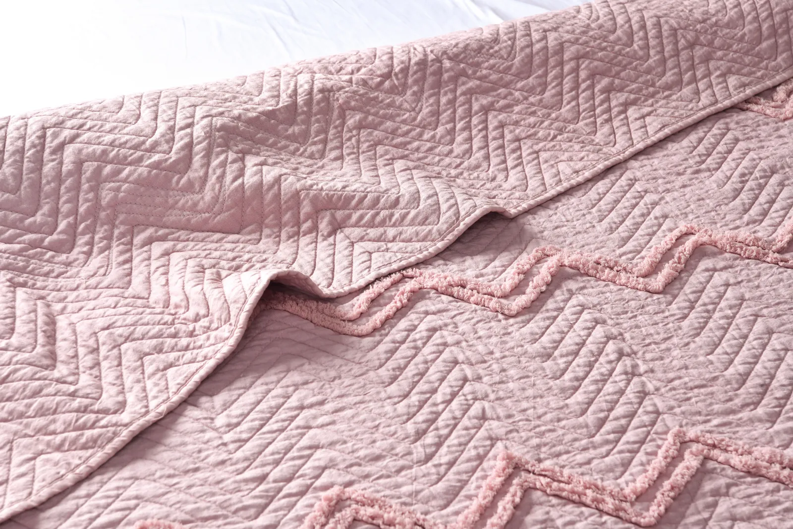 Smart Living Luxurious Zig-Zag Polyester Bedspread - Soft, Stylish, & Durable in Dusty Pink 3