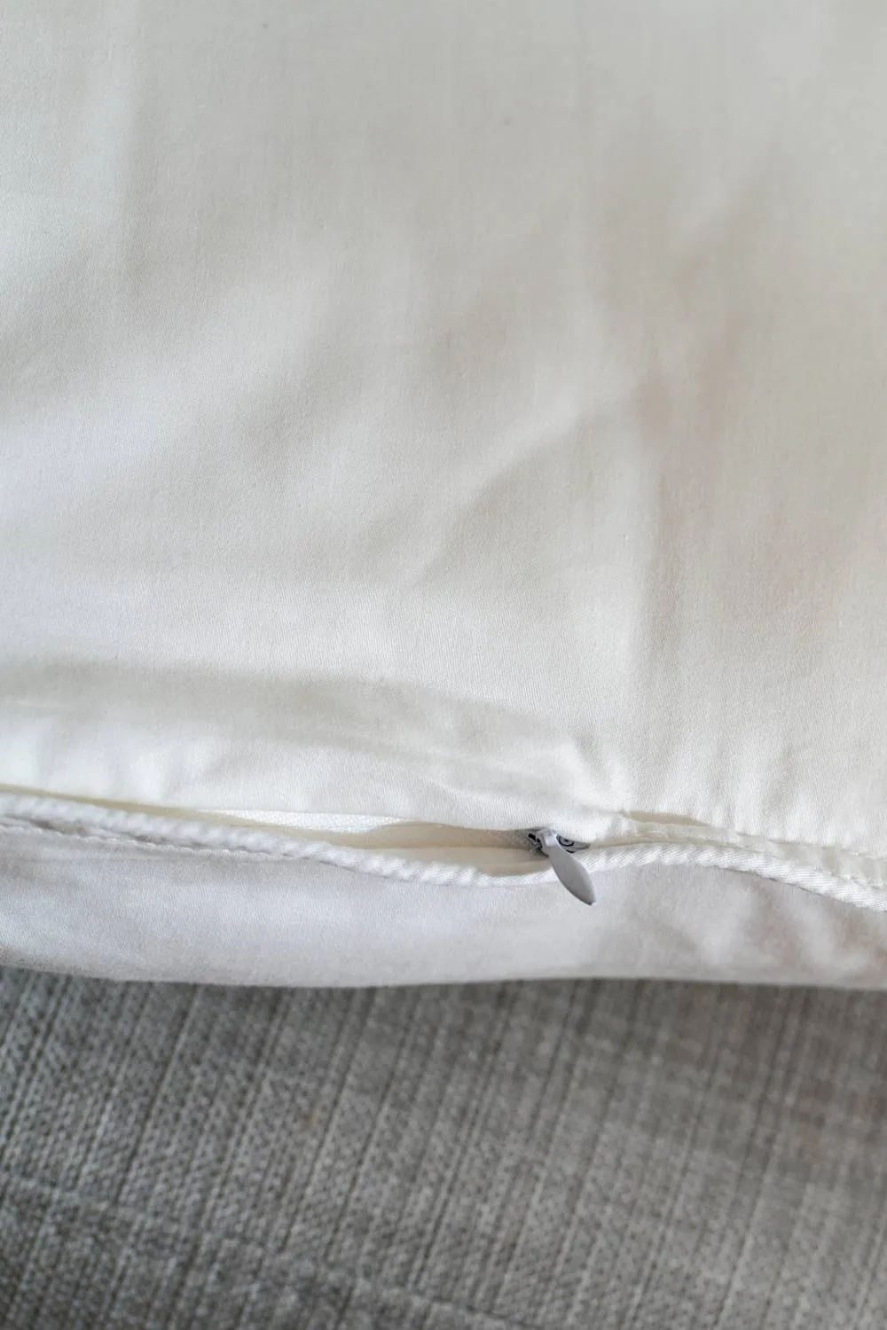 Soak&Sleep Pure Silk Pillow - Medium/Firm in White 3