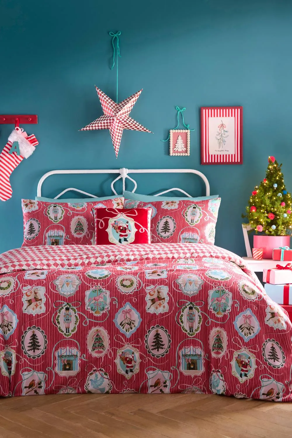 Fusion 'Christmas Vintage Frames' Easy Care Festive Duvet Cover Set in Red 5