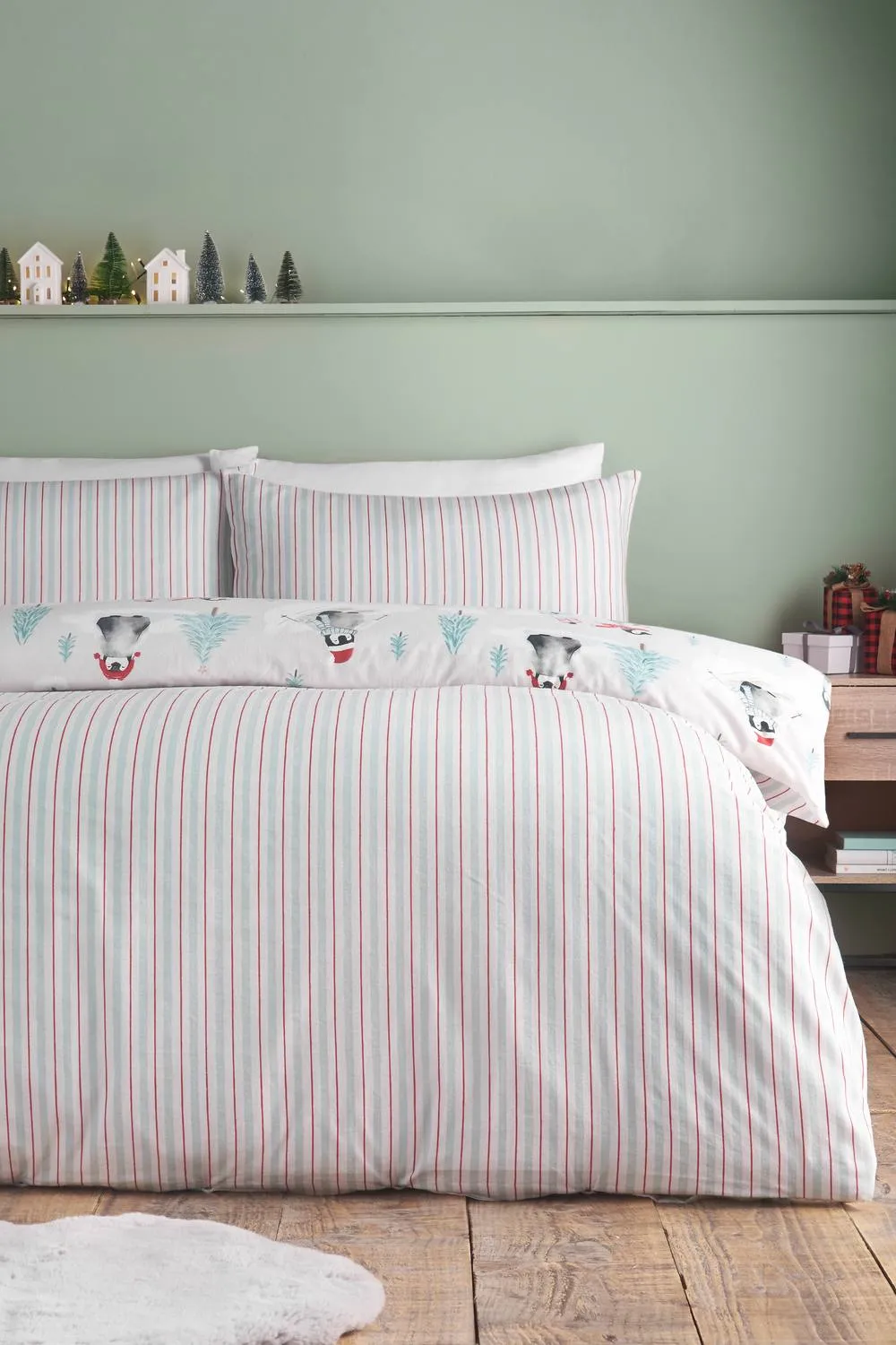 Catherine Lansfield Brushed Christmas Penguins Cotton Reversible Duvet Cover Set in Green 2
