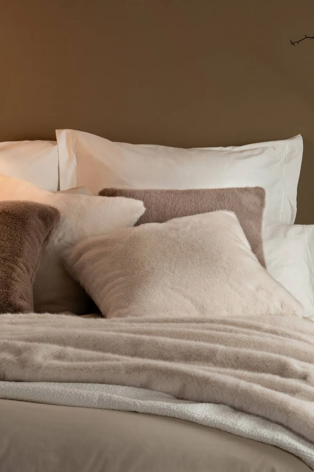 Soak&Sleep Ivory Faux Fur Throw