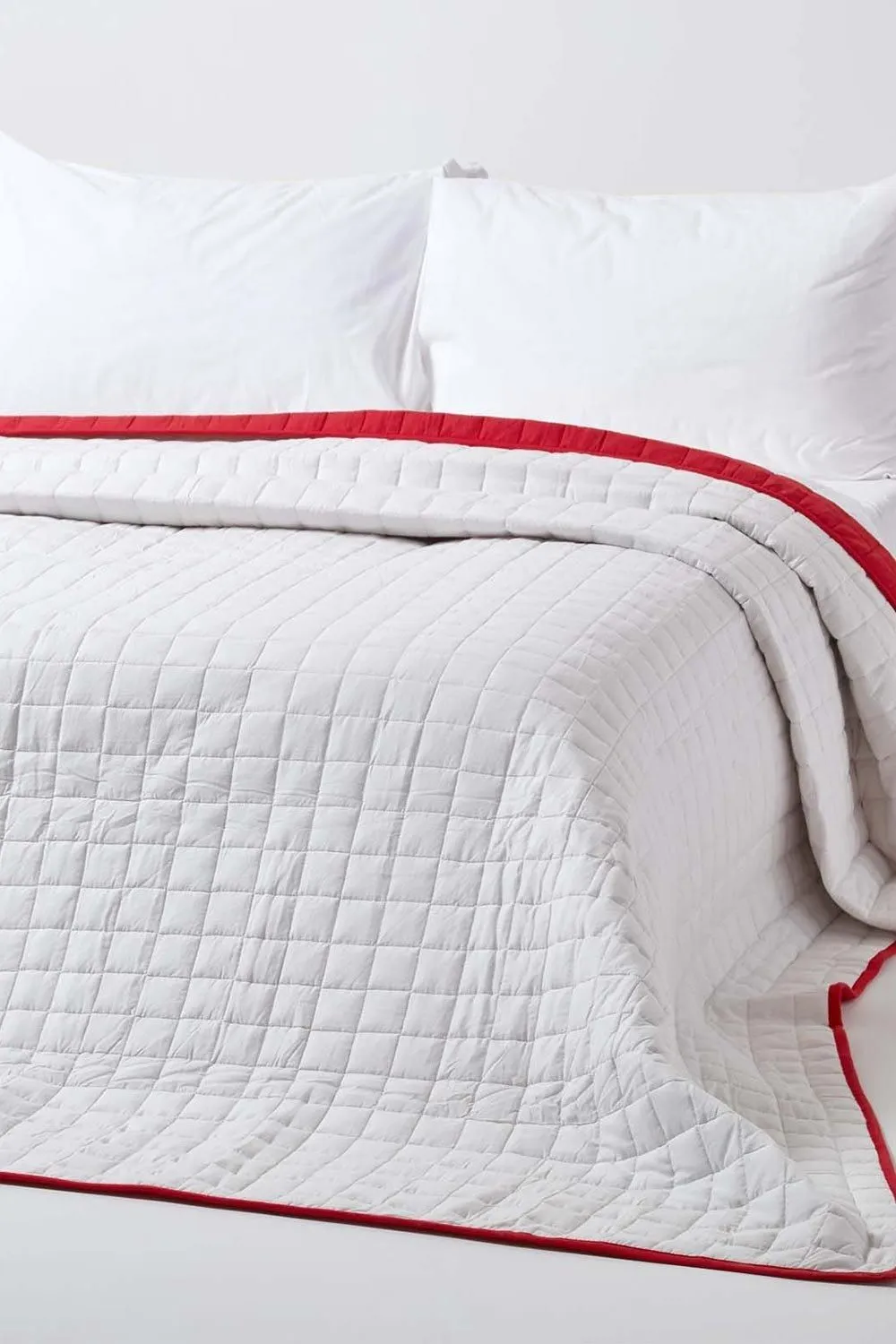 Homescapes Cotton Quilted Reversible Bedspread in Red 4