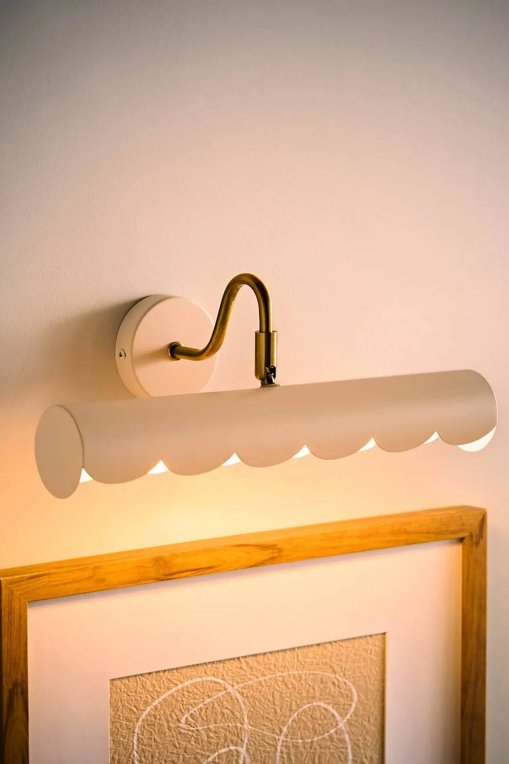ValueLights Millie Flower Scallop Edge Adjustable Picture Wall Light & Bulb in Cream 2