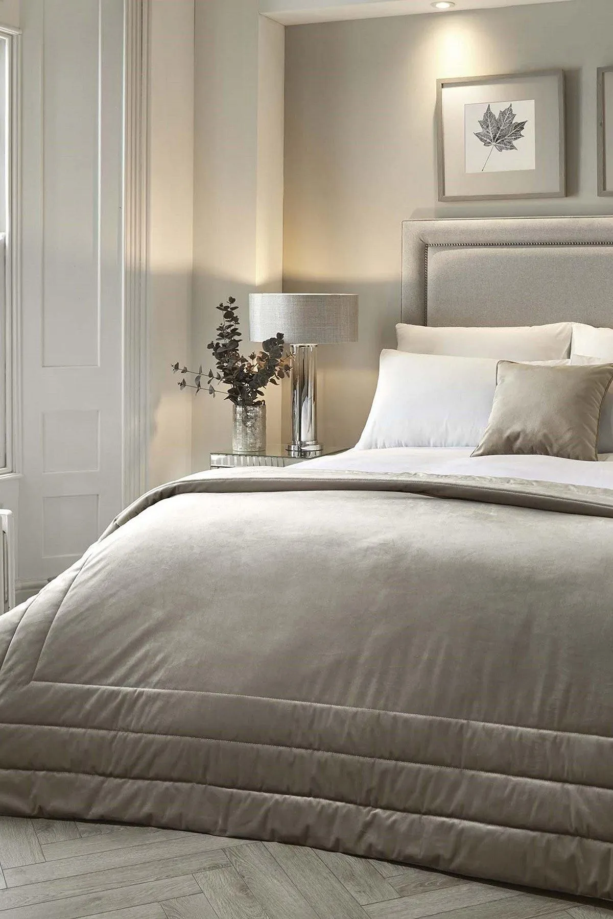 Soiree 'Melanie' Glamorous Velvet Warm Bedspread Throw in Natural