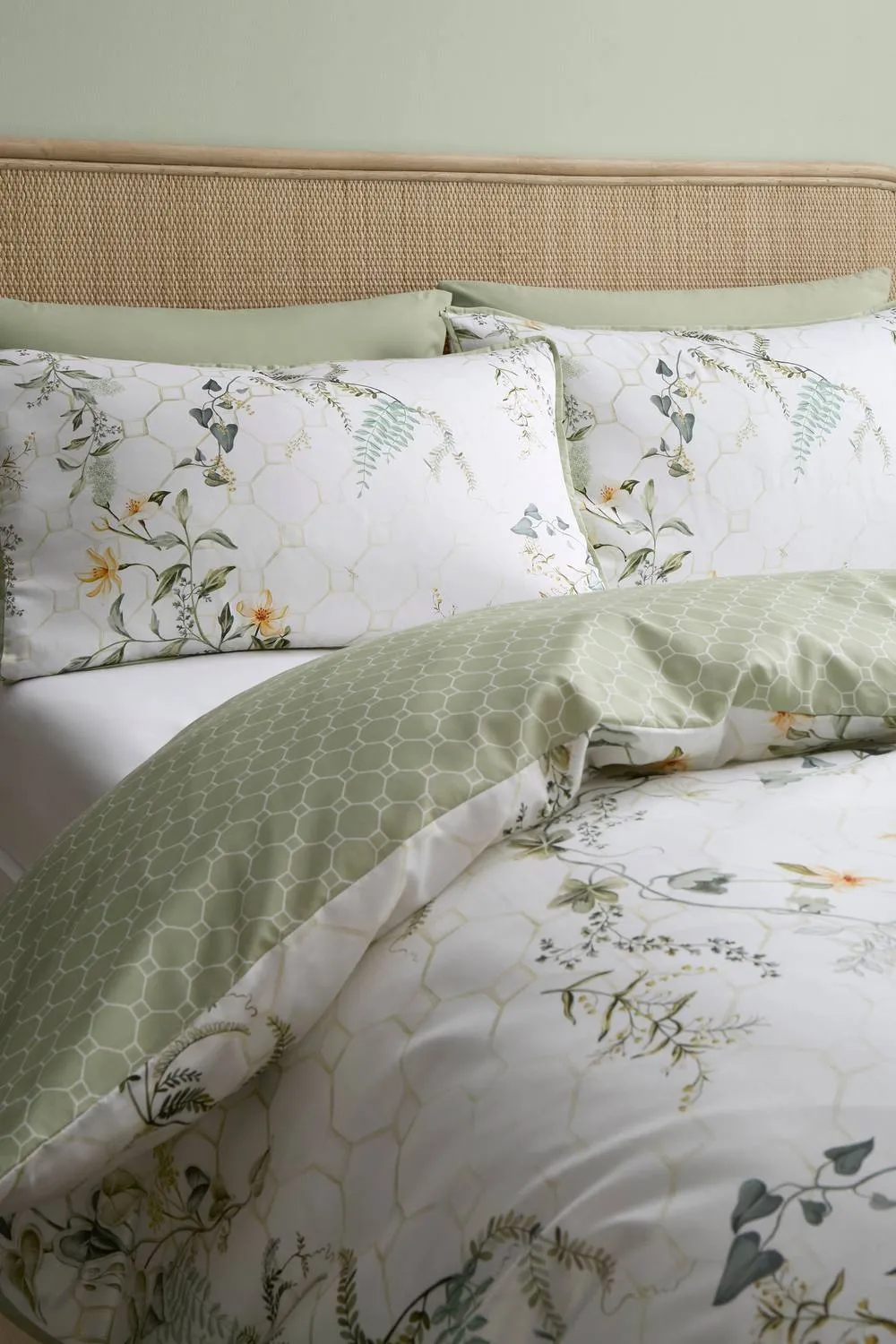 Appletree 'Floral Trellis' 100% Cotton Sateen Duvet Cover Set in Green 2