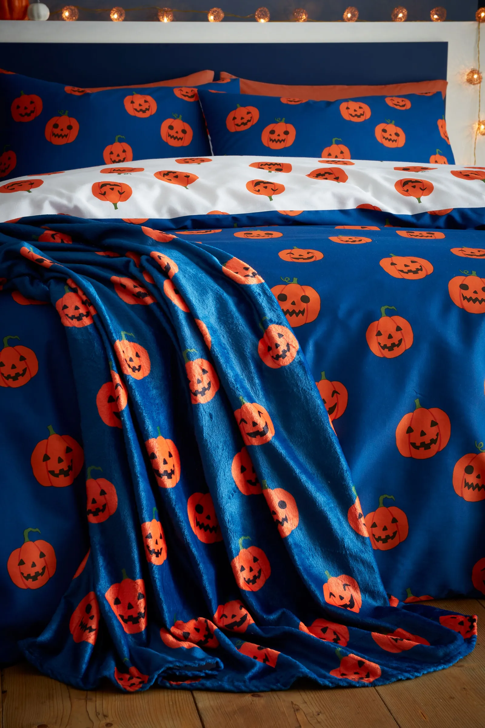 Catherine Lansfield 'Halloween Pumpkins' Cosy Fleece Blanket Throw in Navy
