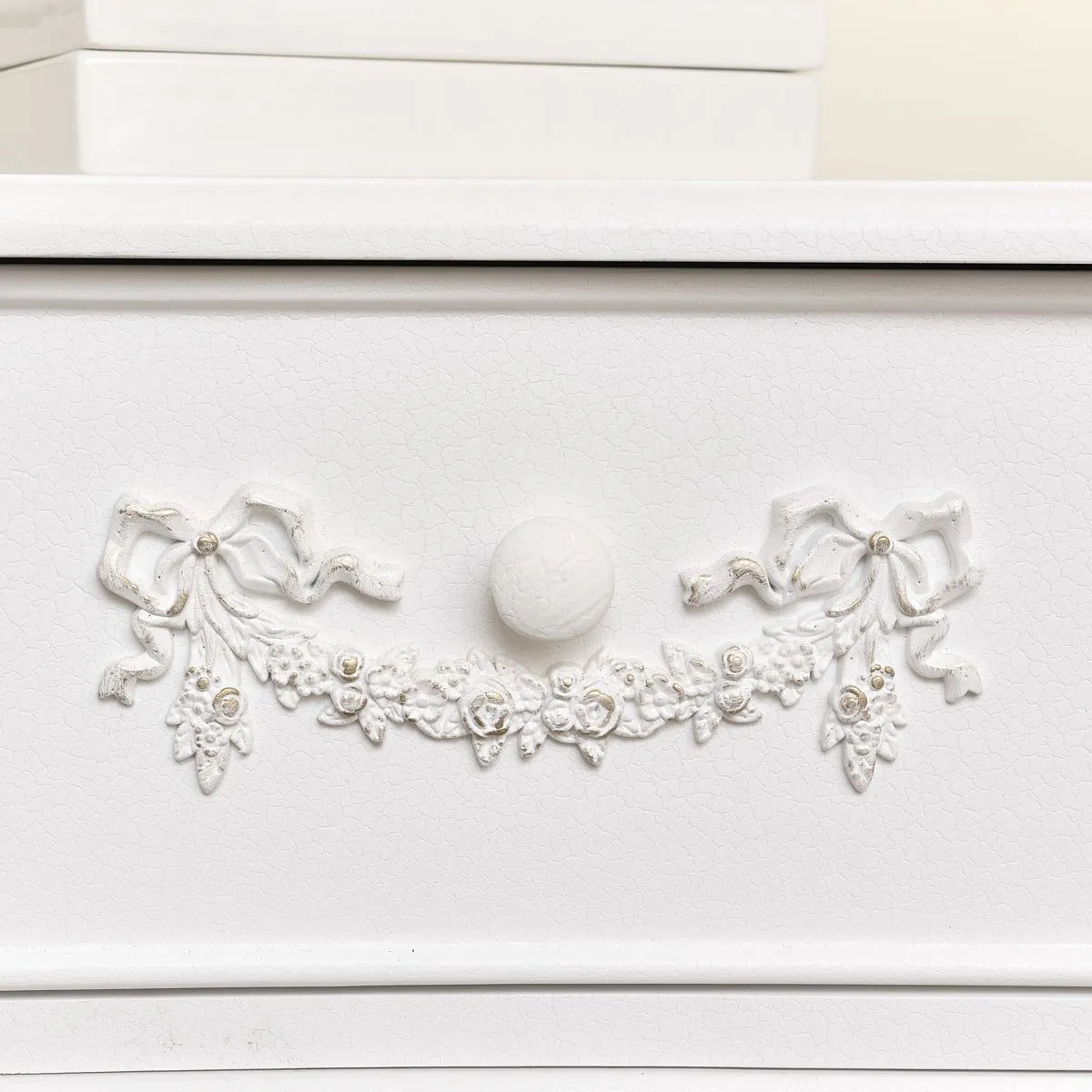 Melody Maison Antique White 4 Drawer Chest Of Drawer & Pair Of 3 Drawer Bedside Tables - Pays Blanc Range 4