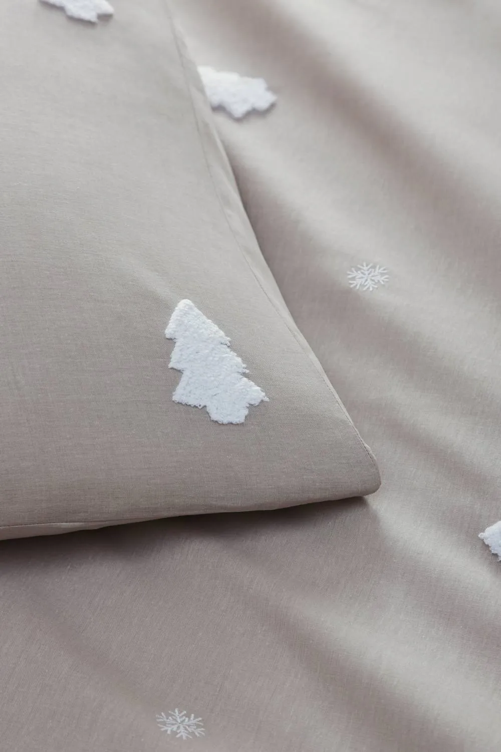 Appletree 'Tufted Trees' 100% Cotton Festive Duvet Cover Set in Natural 3