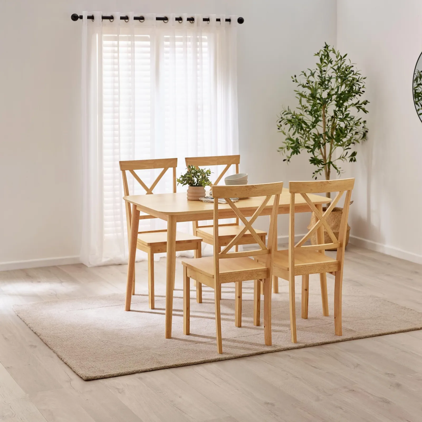 FurnitureboxUK Lynton Small Oak Effect Wooden Dining Table & 4 Millford Chairs in Light Oak