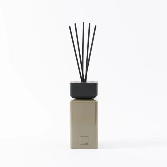 Hotel Dawn White Floral Plum & Red Berries Diffuser 4