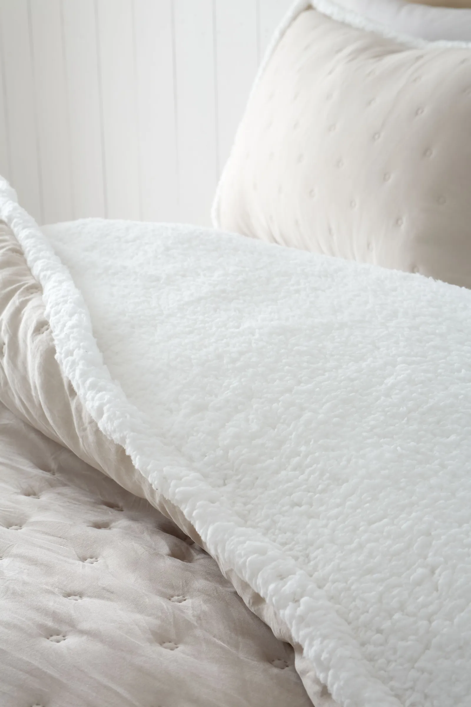 Catherine Lansfield 'Cosy Nori' Soft Sherpa Duvet Cover Set in Cream 3