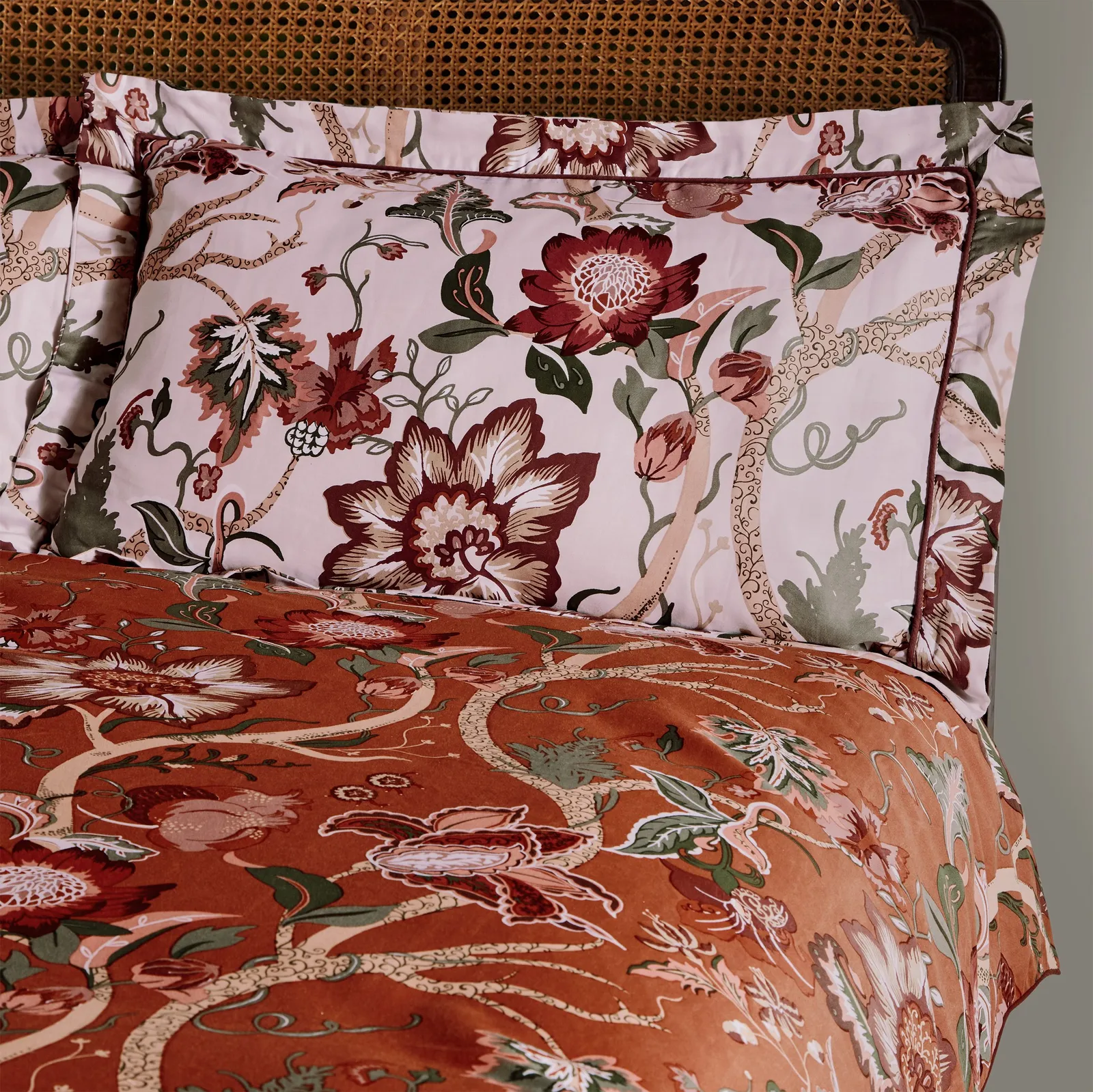 Paoletti Botanist 200 Thread Count Cotton Sateen Pillowcases in Red