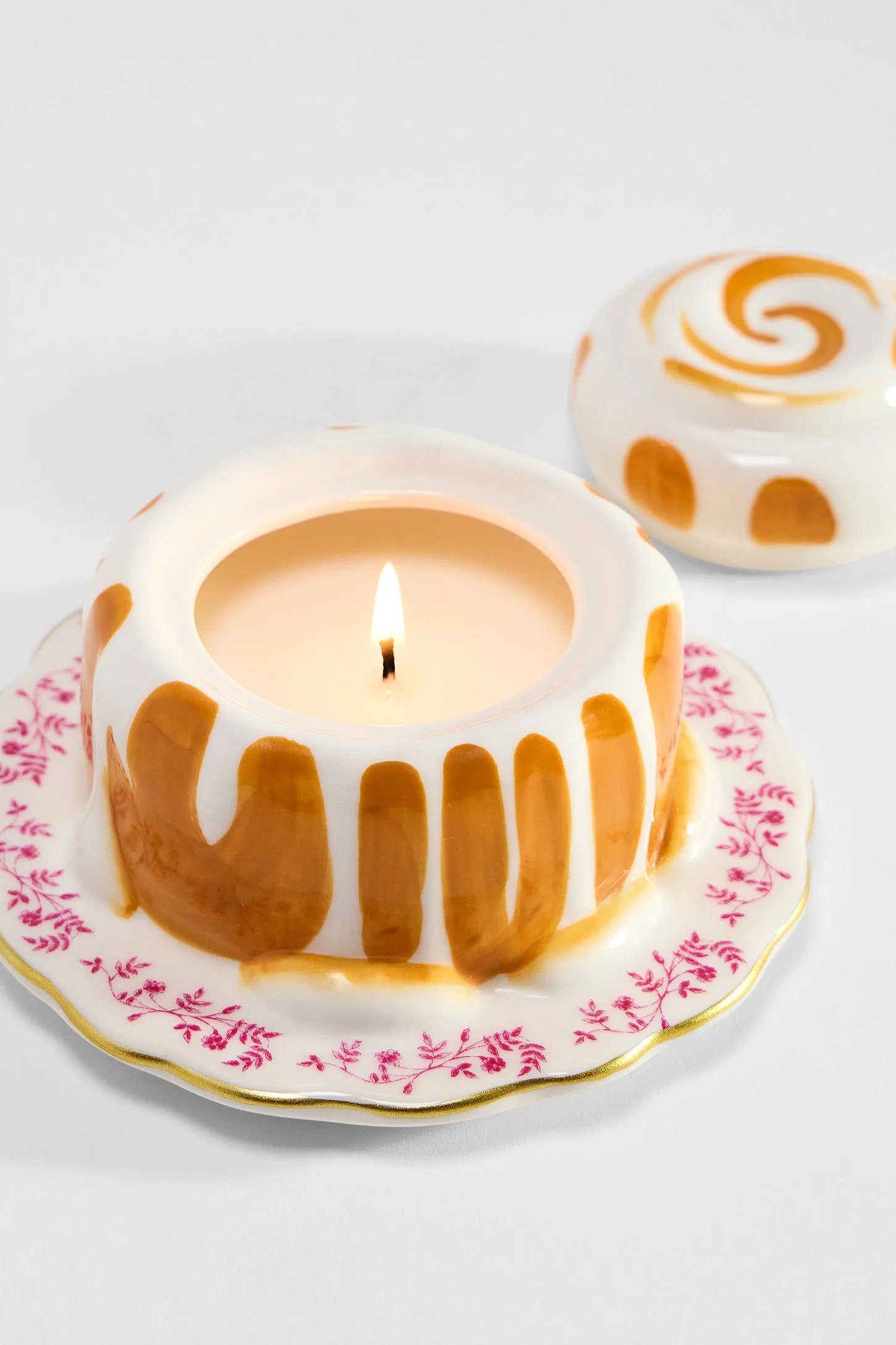 Cinnamon Bun Candle 5