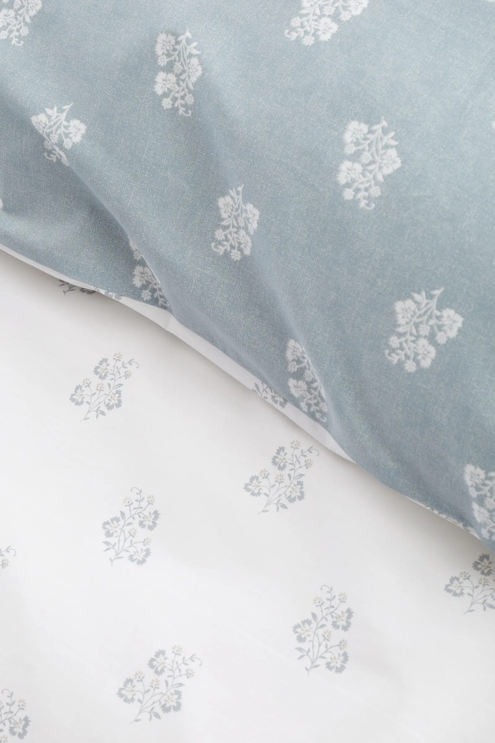 Bianca Esme Floral 200 Thread Count Cotton Reversible Duvet Cover Set in Blue 5