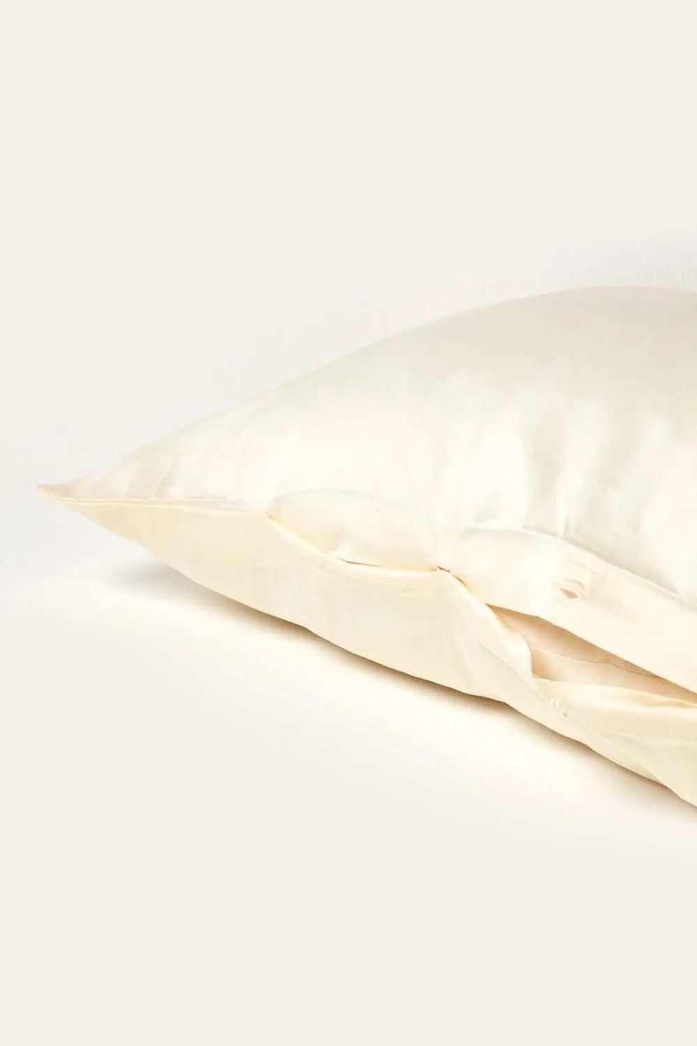 Homescapes V Shaped Pillowcase Sateen Cotton 400 Thread Count in Cream 3
