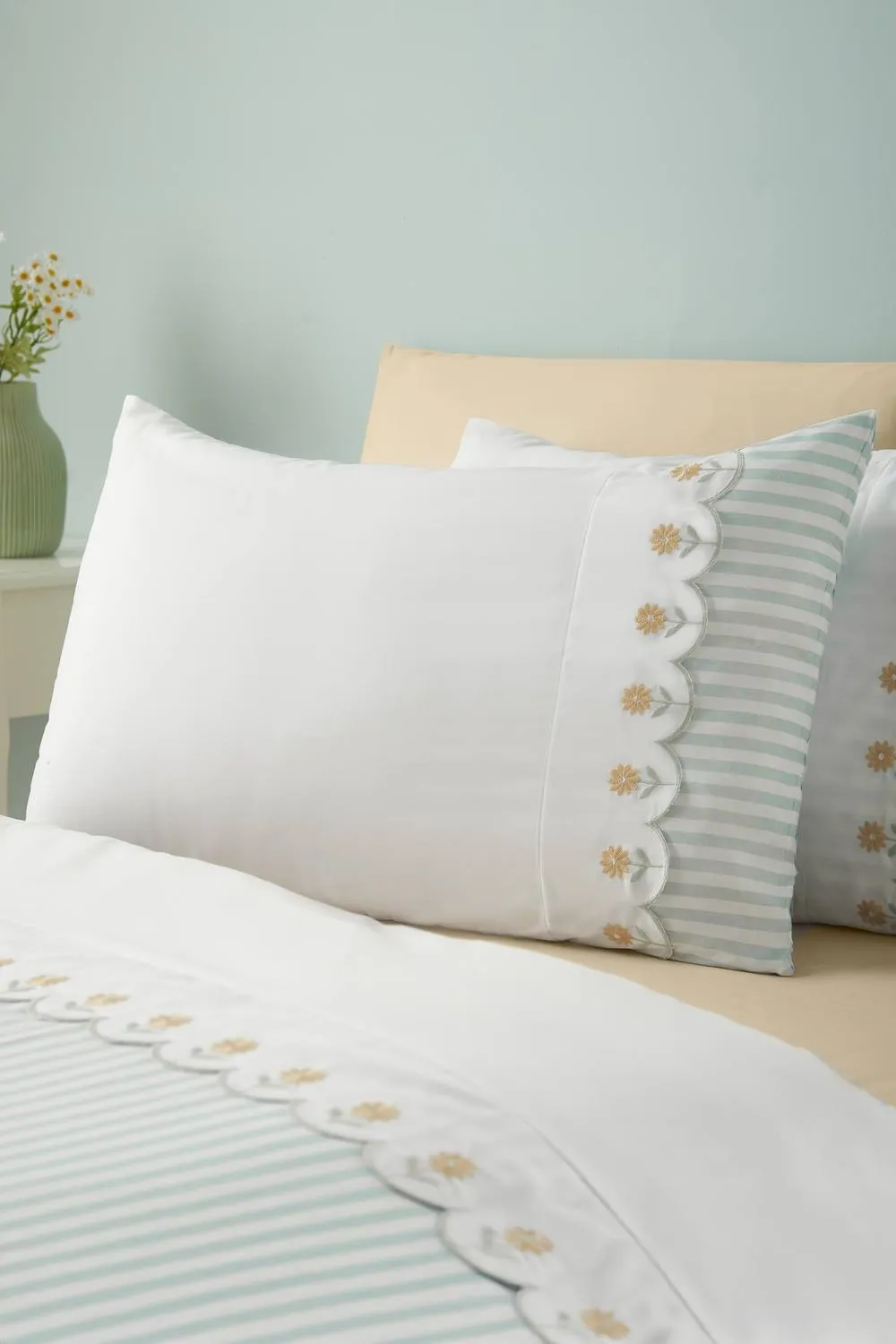 Catherine Lansfield 'Embroidered Daisy' Soft Touch Duvet Cover Set in Green 1