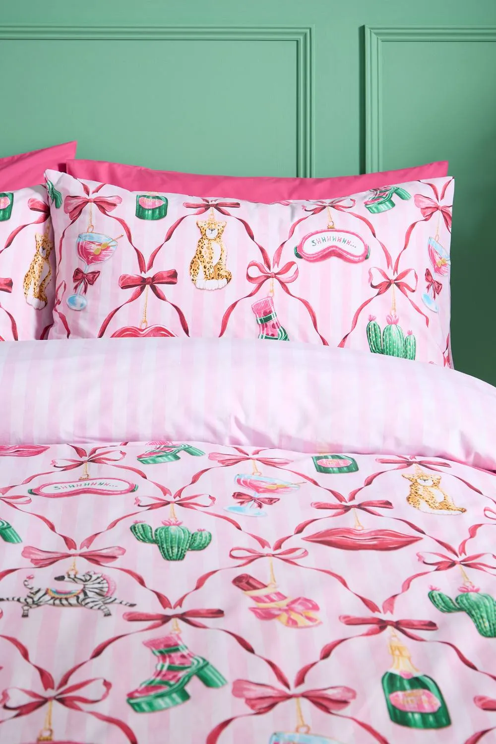 Catherine Lansfield Christmas Kitsch Reversible Duvet Cover Set in Pink 3