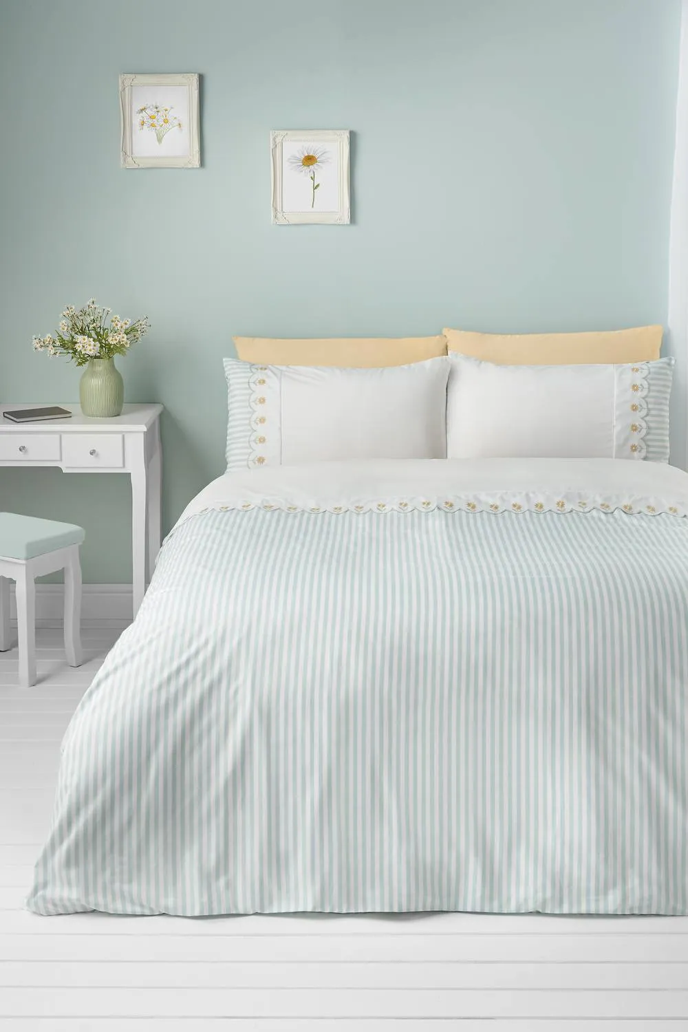 Catherine Lansfield 'Embroidered Daisy' Soft Touch Duvet Cover Set in Green 2