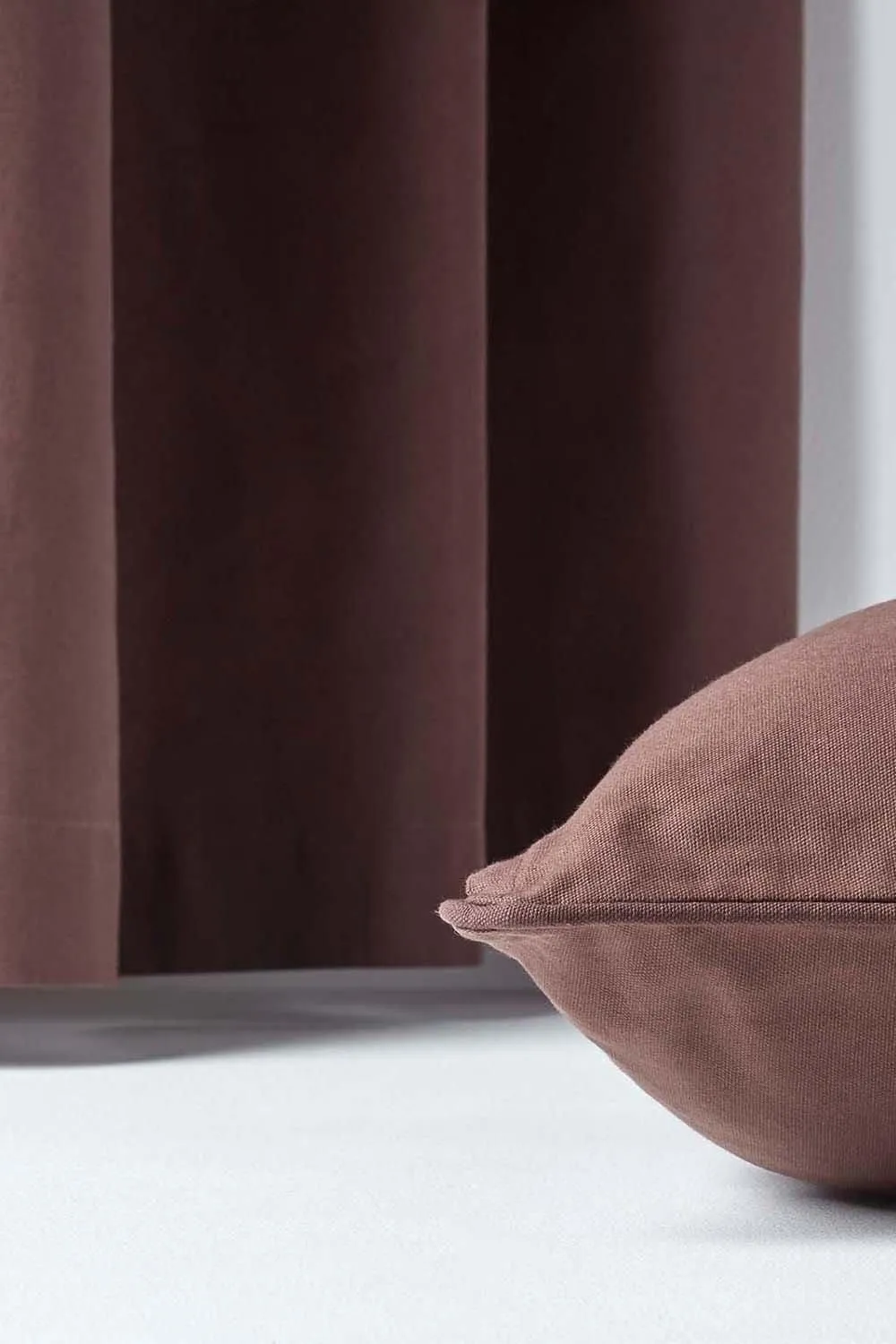 Homescapes Cotton Plain Cushion Cover in Chocolate 5