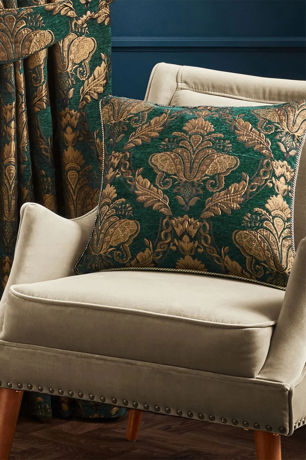 Paoletti Shiraz Traditional Jacquard Pipe Trimmed Cushion in Emerald 4