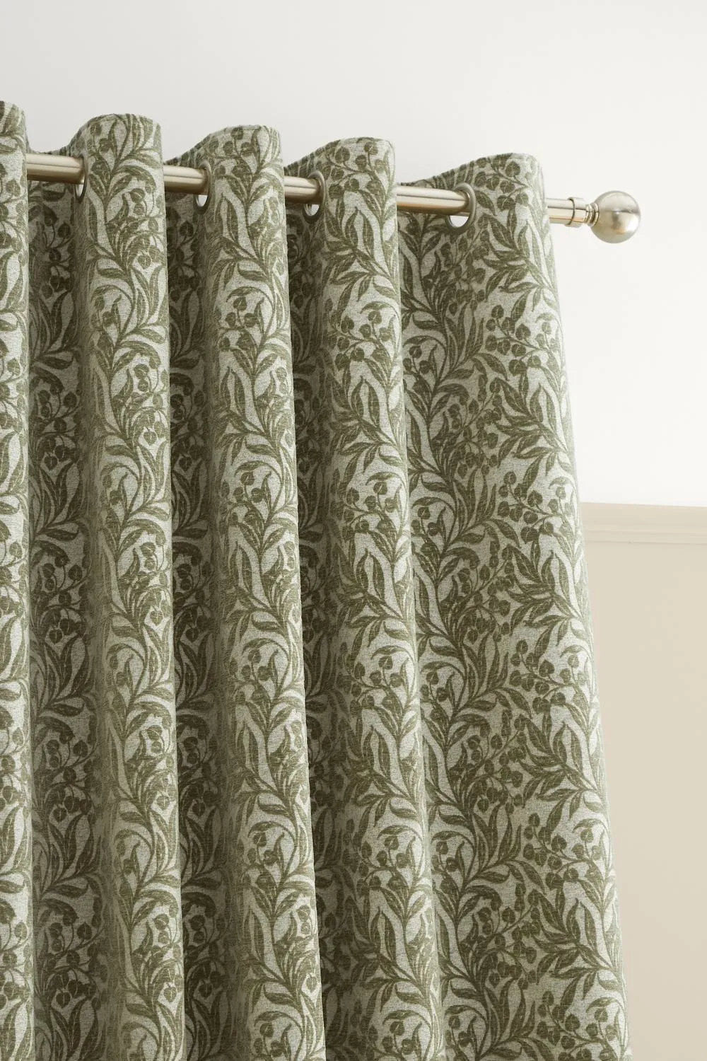 Bianca 'Chenille Leaves' Lined Eyelet Curtains in Green 3