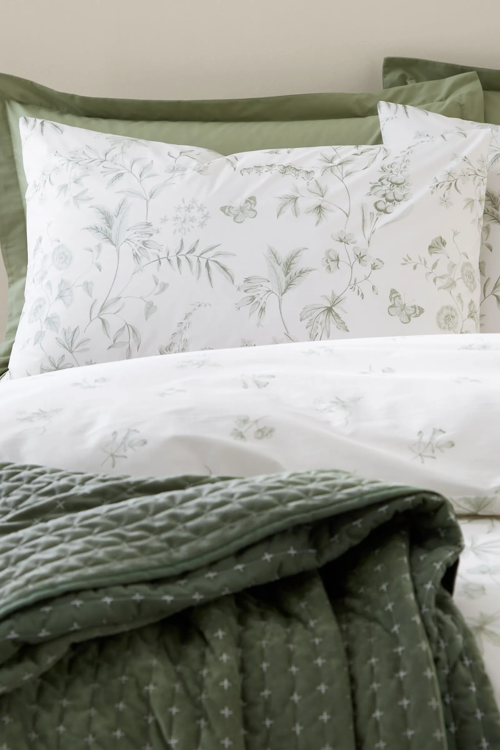 Bianca Thea Floral 200 Thread Count Cotton Reversible Duvet Cover Set in Green 2