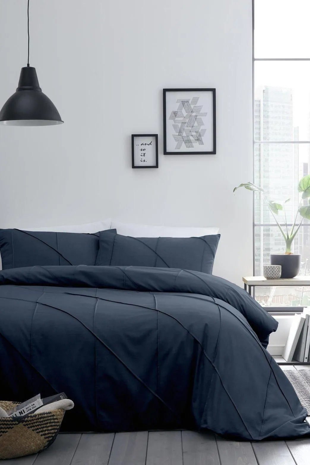 Serene 'Dart' Boutique Duvet Cover Set in Navy