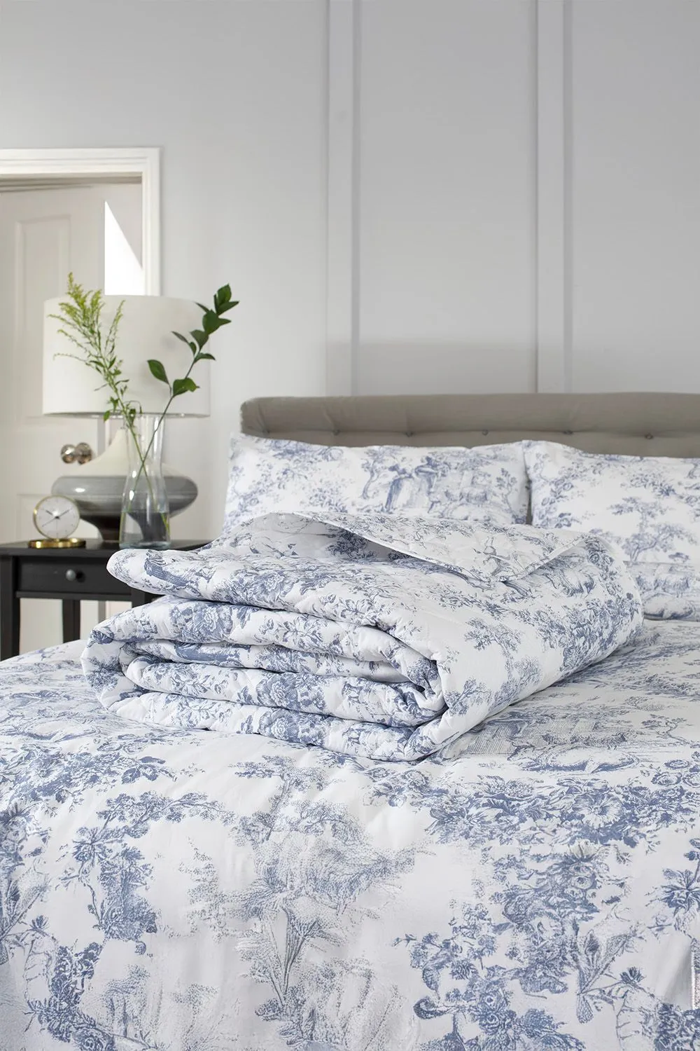 The Lyndon Company Toile De Jouy Luxurious 200 Thread Count 100% Cotton Bedspread in Blue 1
