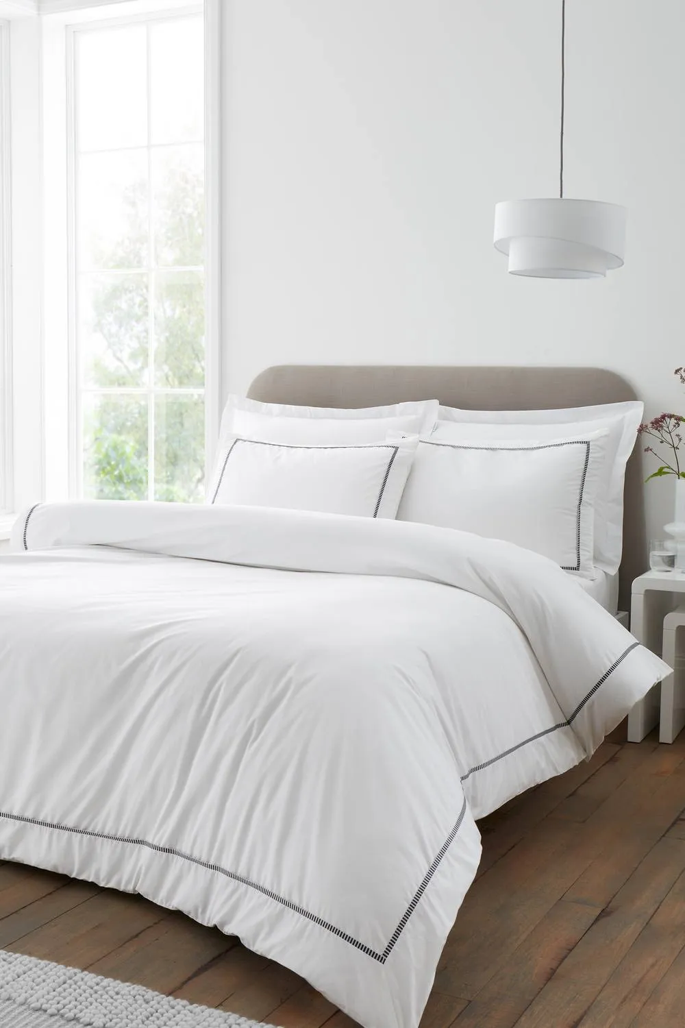 Bianca Contrast Trim 200 Thread Count Cotton Duvet Cover Set in White