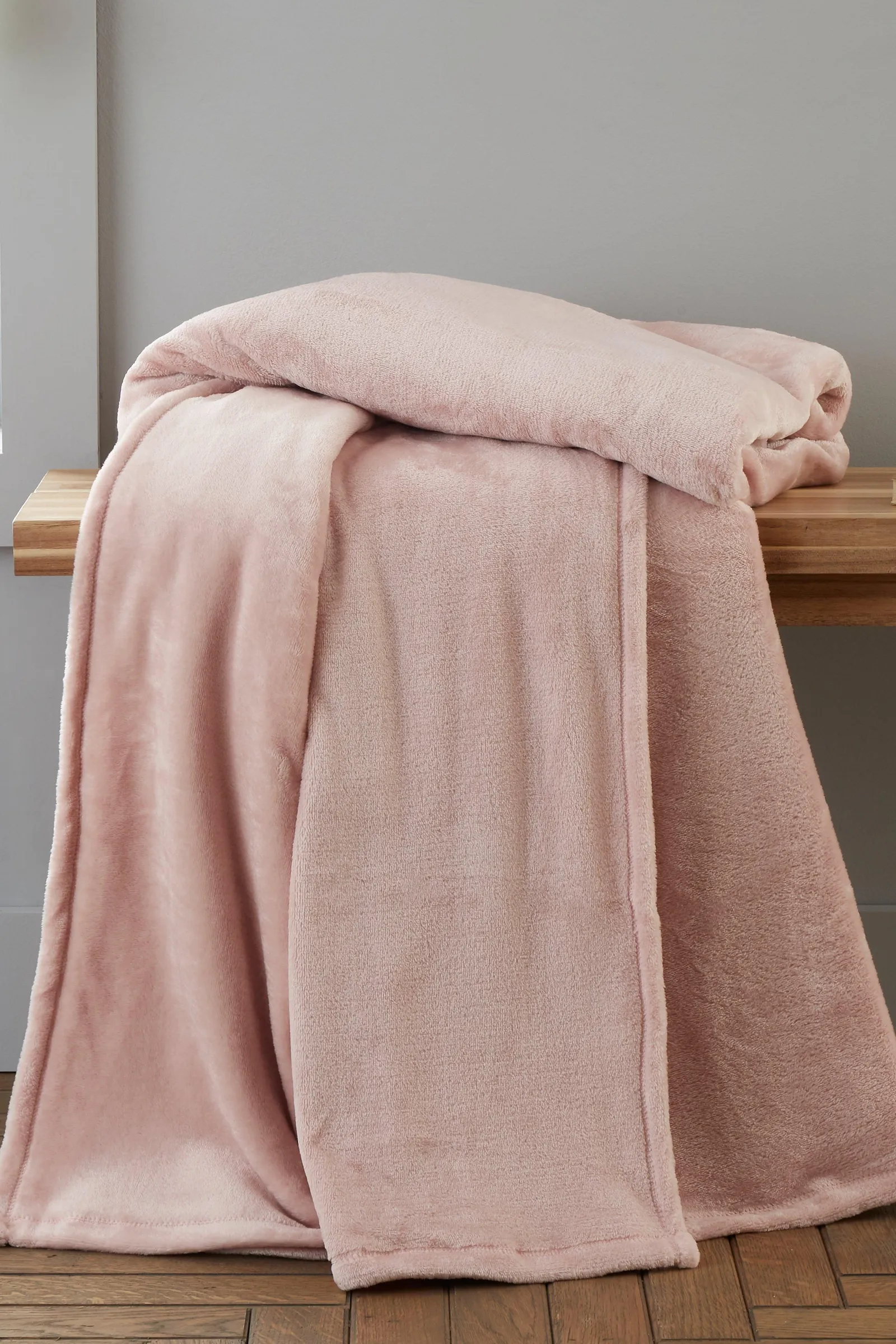 Catherine Lansfield 'Raschel Velvet Touch' Blanket Throw in Pink