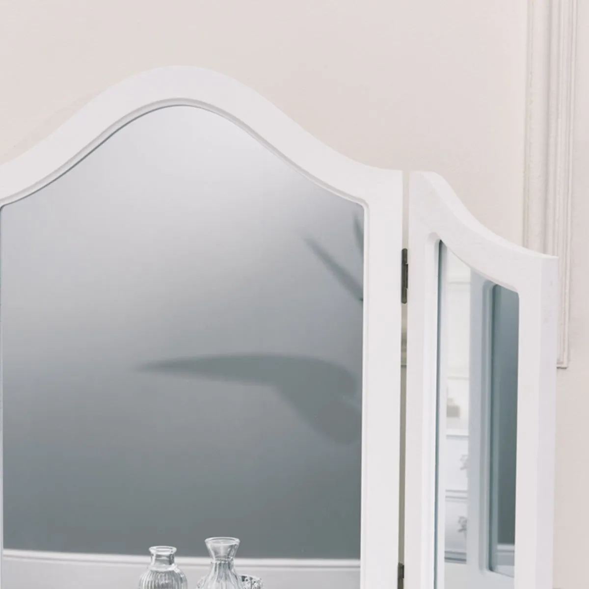 Melody Maison Antique White Dressing Table Desk With Triple Mirror - Pays Blanc Range 6