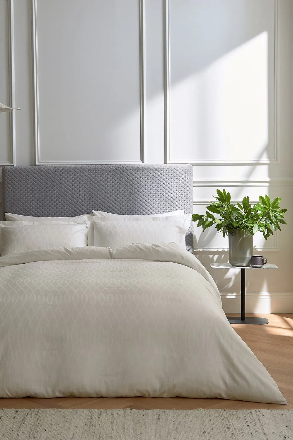 1951 'Ravello' Luxury 250 Thread Count Cotton Duvet Cover Set in Off-White