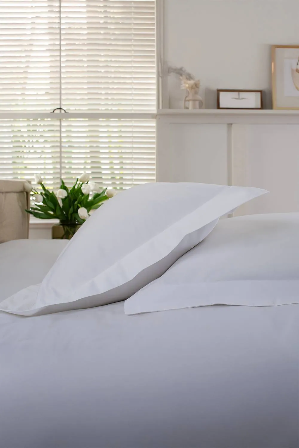 The Lyndon Company Peninsula Luxurious 1000 Thread Count Sateen Cotton Fitted Sheet in White 4