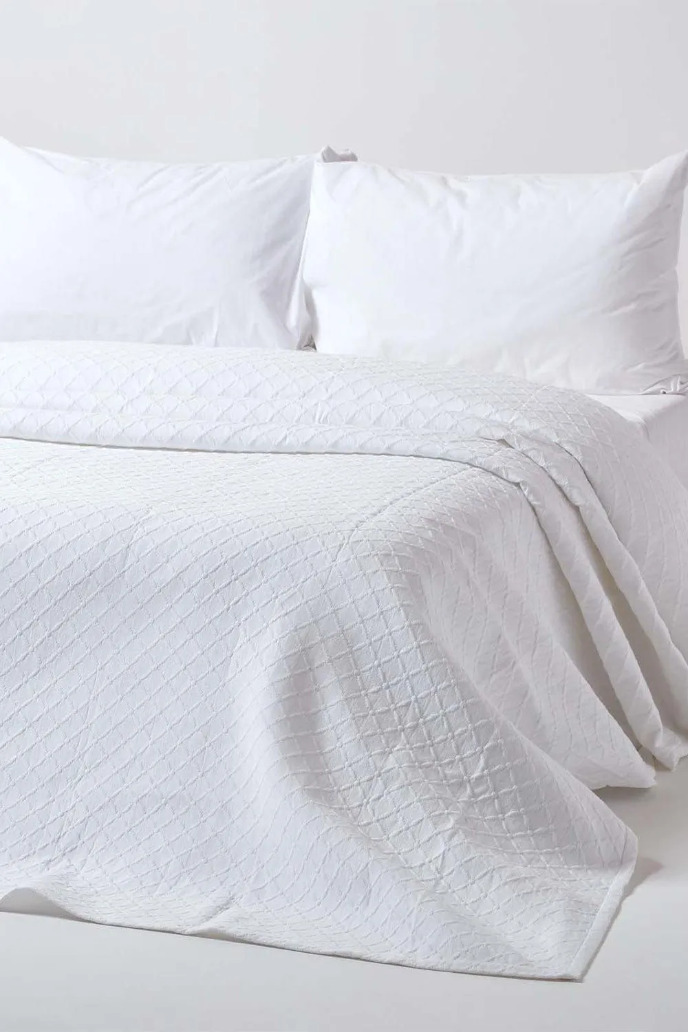 Homescapes Cotton Contemporary Diamond Pattern Bedspread in White 1