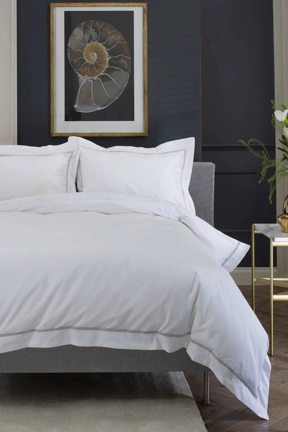 The Lyndon Company Boutique Hotel Hampstead 200 Thread Count Cotton Duvet Cover Set in Silver 1