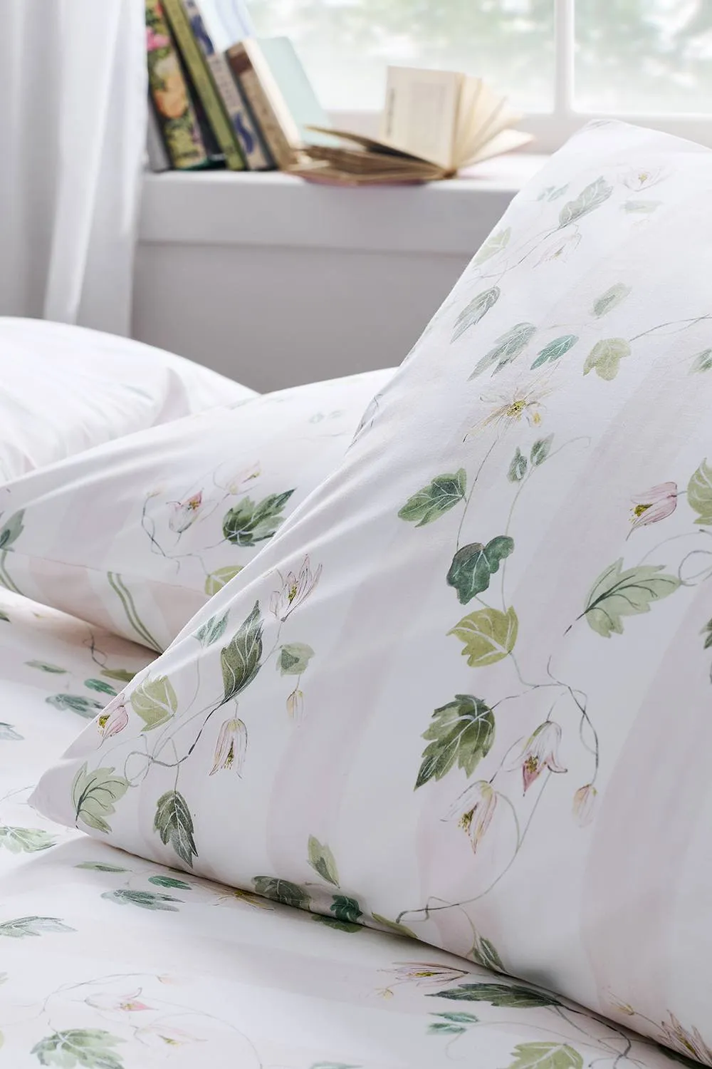 CHRISTY 'Snowdrops' Winter Bloom Reversible Cotton Standard Pillowcase Pair in White 2